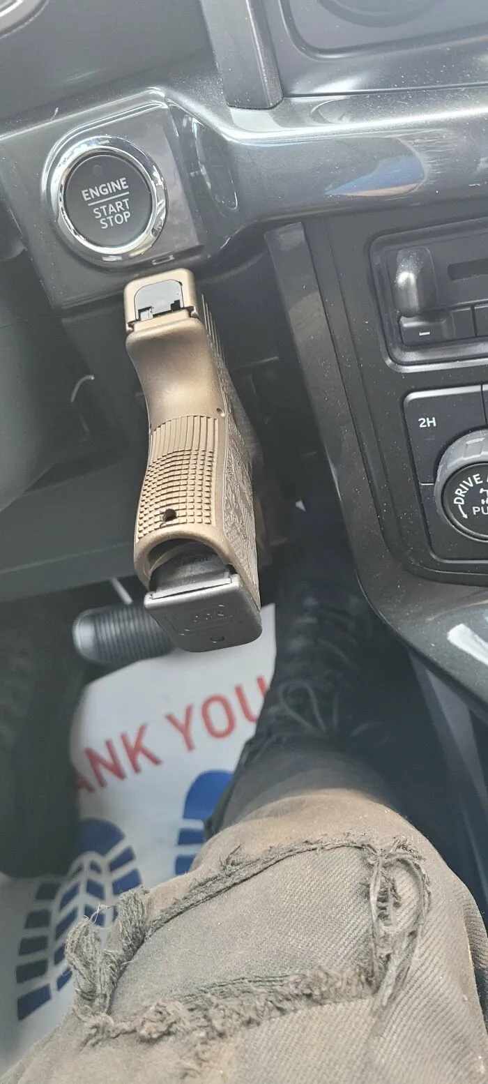 ¿Quién conduce con un arma cargada apuntando a su pie constantemente?