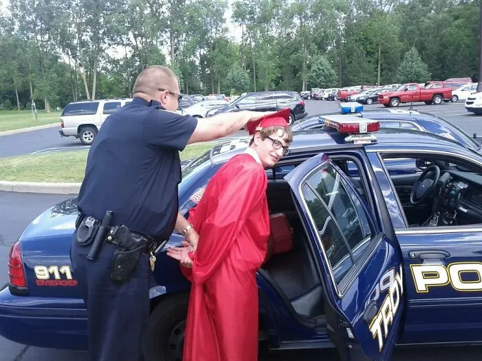 Mi amigo graduándose con estilo