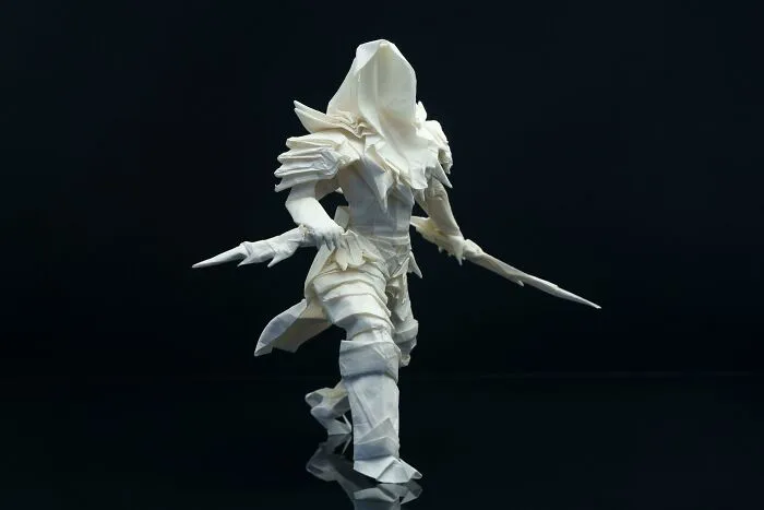 Figura de Assassin Creed hecha de origami por mi, solo con un papel cuadrado, sin cortar nada