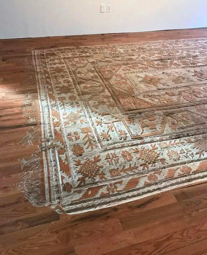 "Alformbra" tallada en el suelo de madera de roble por la artista española Selva Aparicio