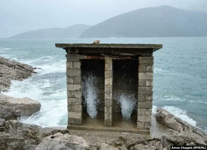 Retrete junto al mar en las Bocas de Kotor