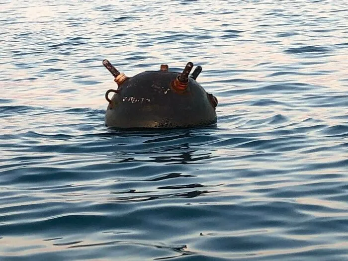 La marina búlgara detonando una mina en el Mar Negro
