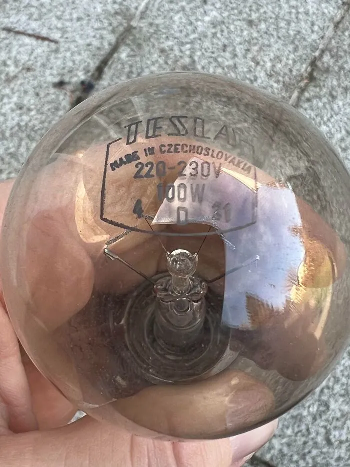 Esta bombilla llevaba en uso cada día desde 1990. Está "hecha en Checoslovaquia"