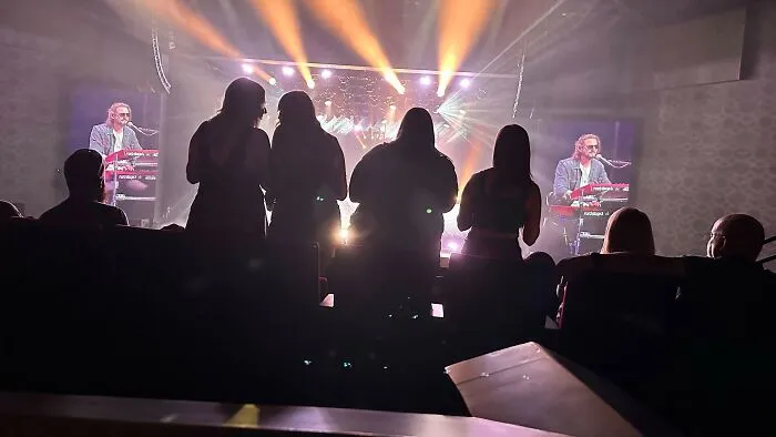 Pagué 300$ por entradas buenas para el concierto, porque mi novia es bajita. Condujimos 2 horas y pedí el día libre para llegar temprano. Y esto es lo que vimos