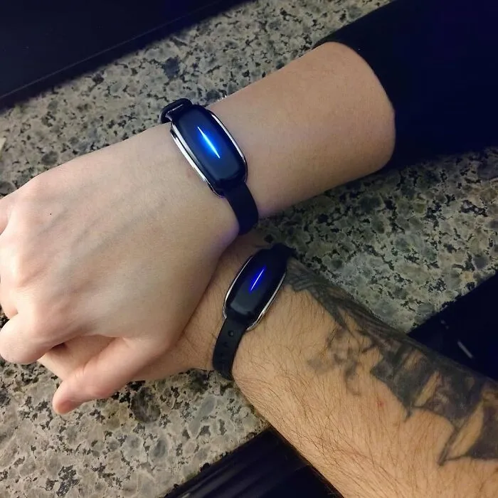 Always Connected: <span Style="Font:inherit;color:#d74b1f;"> Pair Of Long-Distance Touch Bracelets </Span> - Real-Time Messaging And Customizable Colors!