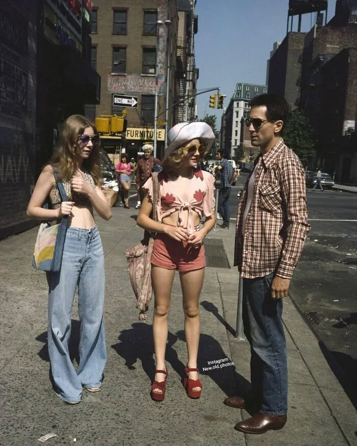 “ Jodie Foster And Robert De Niro On The Set Of Martin Scorsese's Taxi Driver , 1976 ”

facebook " Group " 
vintage / History Of Everything & Weird Facts
......................

.
.
.

#taxidriver #70s #jodiefoster #1976 #deniro #martinscorsese #robertdeniro