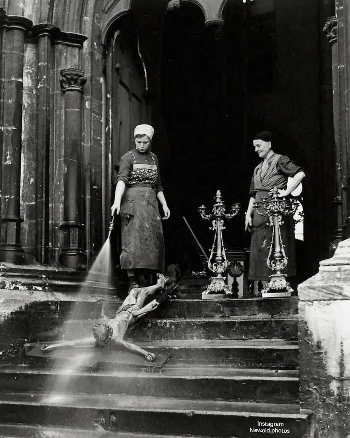 Cleaning Day At Church, Leipzig Germany C.1920.

facebook " Group " 
vintage / History Of Everything & Weird Facts
................................... ...................................

#cleaning #church #leipzig #leipzigcity #leipziger #churchcleaning #cleaningday #leipzigchurch #leipzigtravel #kirchen
#vintage #vintagephoto #vintagephotos #oldgermany #vintagegermany #kirche #20s #germanychurch #c1920 #diekirch #leipzigphotography #kirche #1920s
...................................

..