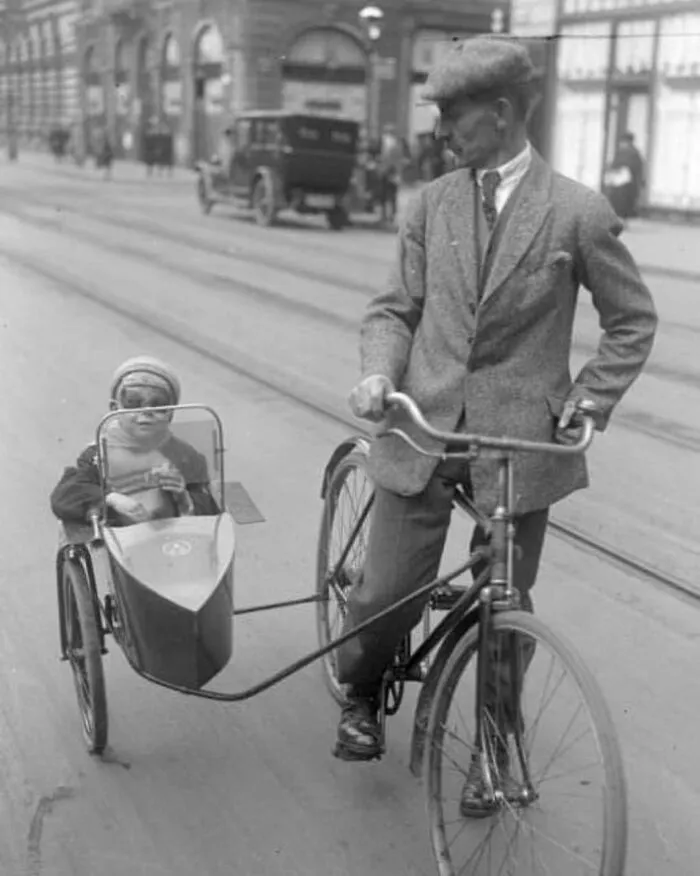 Bicycle And Watsonian Child's Sidecar , Berlin , Germany , November 1931 ..

facebook " Group " 
vintage / History Of Everything & Weird Facts
................................... .................................

#bicycle #oldbicycle #1931 #watson #30s #sidecar #sidecars #watsonia #watsonian #carside #childchair
#berlin #berlingermany #sidebike #1930s #antiquebike #antiquebicycles #antiques #antique #antiquebicycle #antik #childside #bikeside

................................

.
.
.