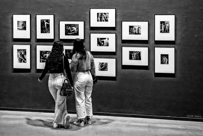I Went To A Museum And Photographed Some Unintended Parallels Between People And Art (19 Pics)