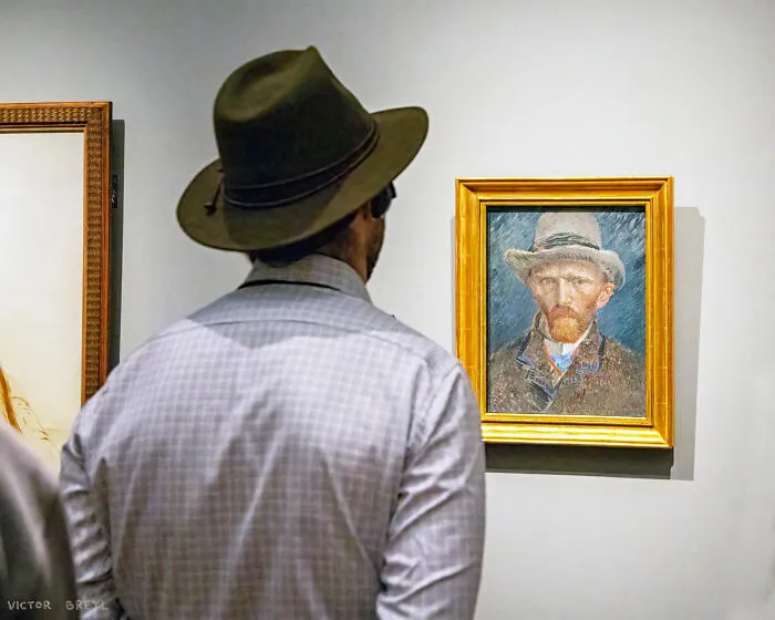 I Went To A Museum And Photographed Some Unintended Parallels Between People And Art (19 Pics)