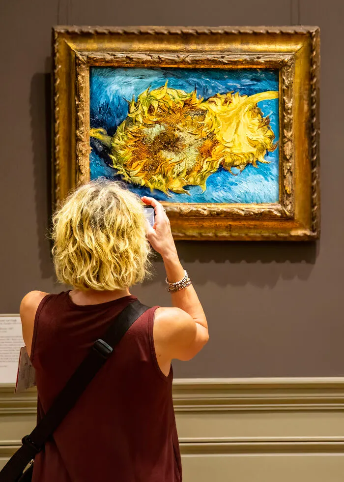 I Went To A Museum And Photographed Some Unintended Parallels Between People And Art (19 Pics)