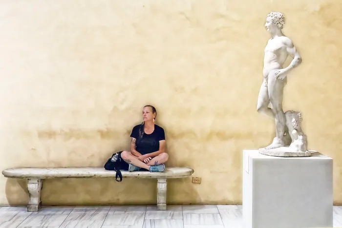 I Went To A Museum And Photographed Some Unintended Parallels Between People And Art (19 Pics)