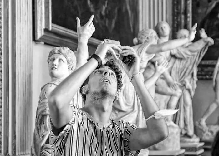 I Went To A Museum And Photographed Some Unintended Parallels Between People And Art (19 Pics)
