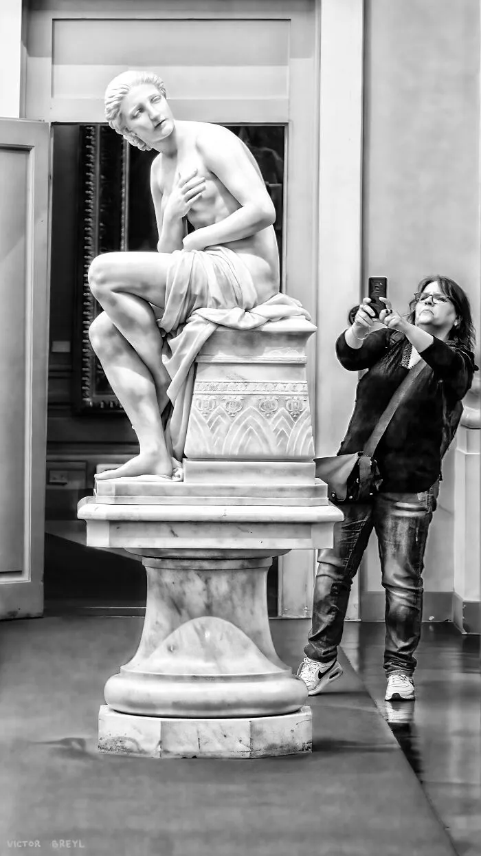 I Went To A Museum And Photographed Some Unintended Parallels Between People And Art (19 Pics)