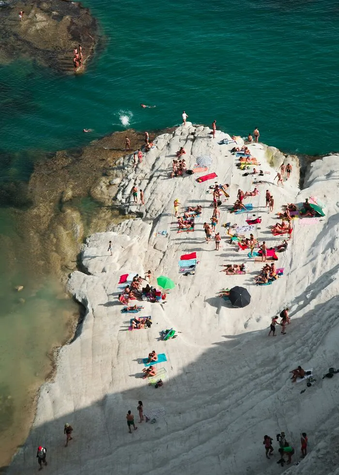 "Americans, What’s Something The Rest Of The World Does That You Find Absurd?" (28 Answers)