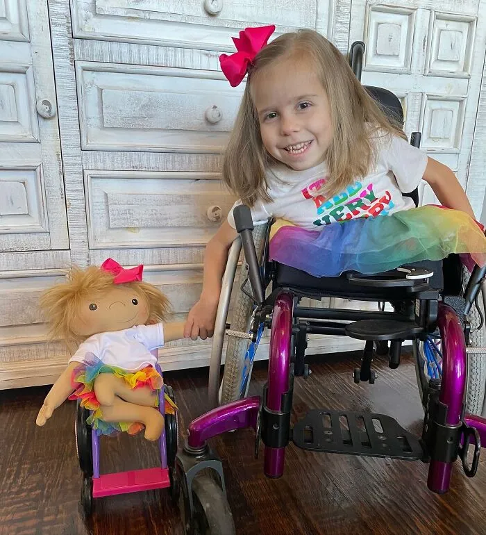 Woman Creates Inclusive Dolls Representing Their Owners That Face Rare Health Conditions (30 Pics)