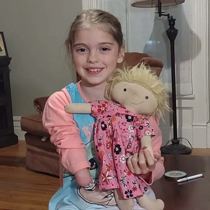 Woman Creates Inclusive Dolls Representing Their Owners That Face Rare Health Conditions (30 Pics)