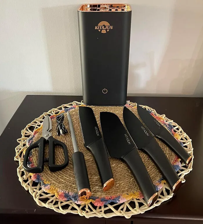 Innovative <span Style="Font:inherit;color:#d74b1f;"> Smart Knife Set </Span> With Built-In Sharpening Rod And Self-Cleaning Function For Quick And Convenient Kitchen Maintenance