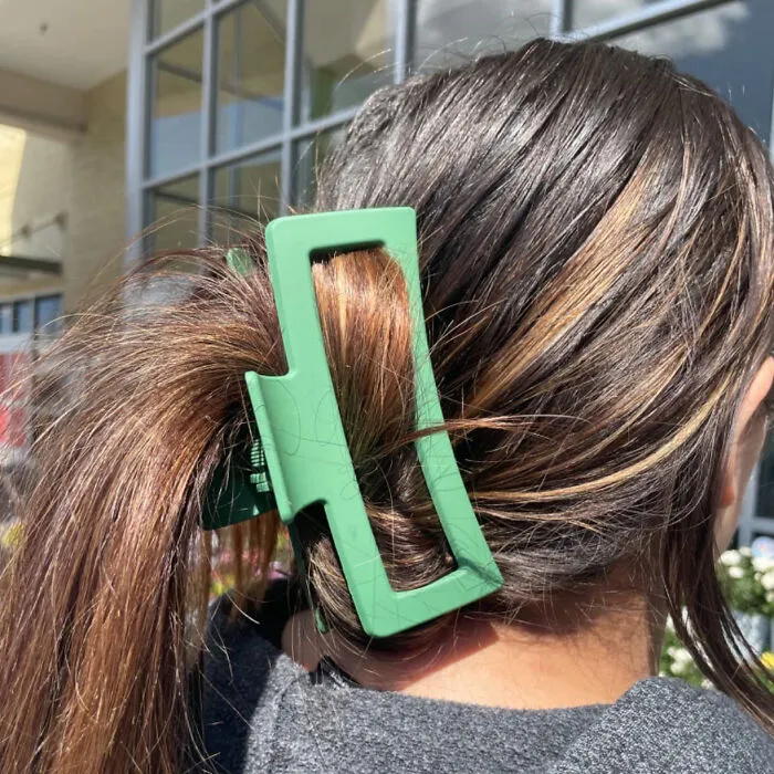 Lock Down Your St. Paddy's Look: <span Style="Font:inherit;color:#d74b1f;"> Big Green Claw Clip </Span> For A Festive, Flawless Hairstyle!