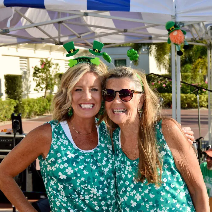 Flaunt Your Irish Spirit: <span Style="Font:inherit;color:#d74b1f;"> V-Neck Tank Tops </Span> With Clover Print For A Breezy, Fashion-Forward Celebration!