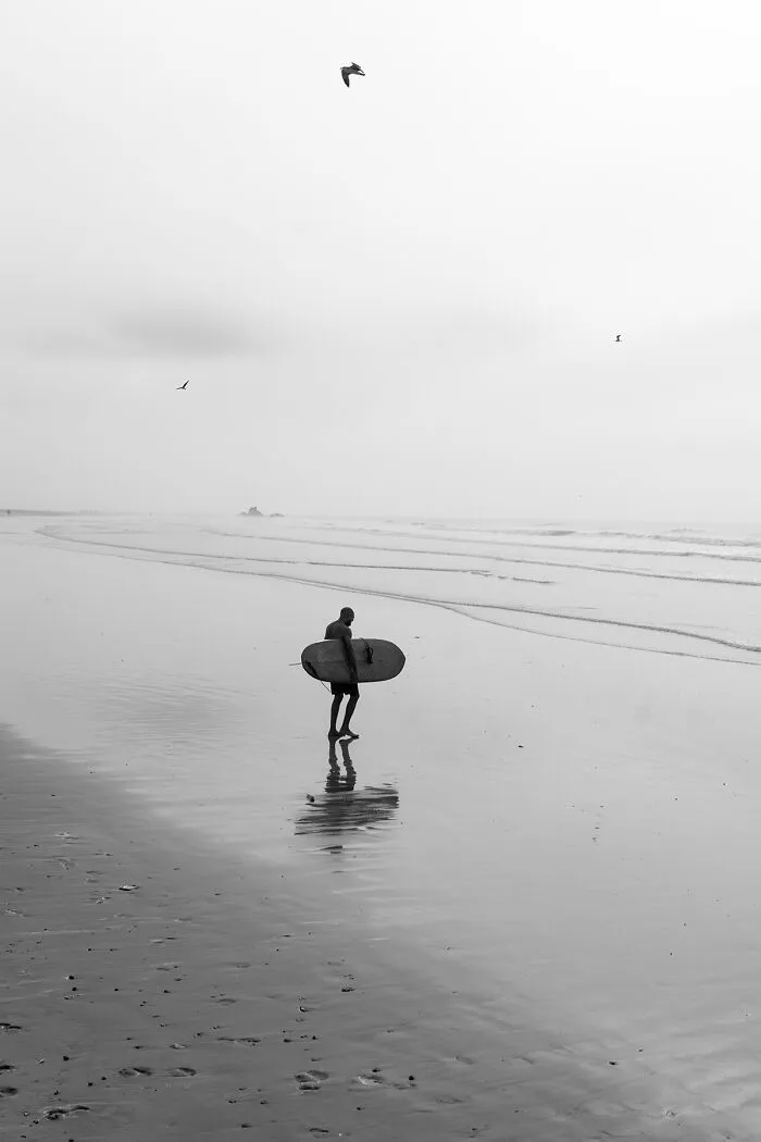 My 39 Photographs Of “Looky Looky” Men And Other Beach Scenes