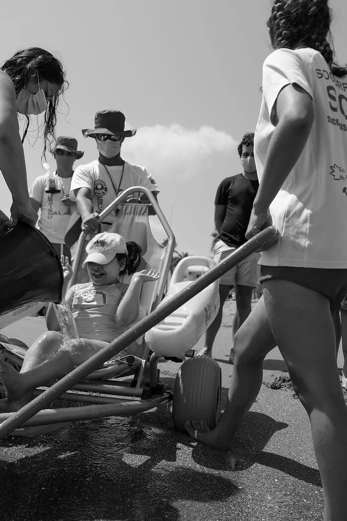 My 39 Photographs Of “Looky Looky” Men And Other Beach Scenes