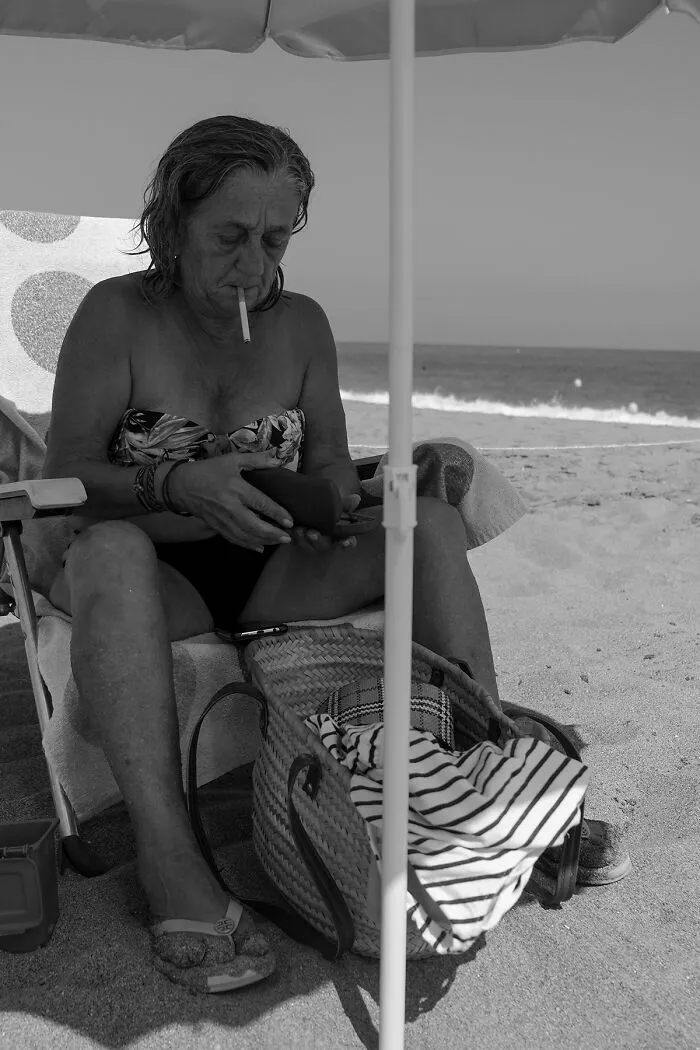 My 39 Photographs Of “Looky Looky” Men And Other Beach Scenes