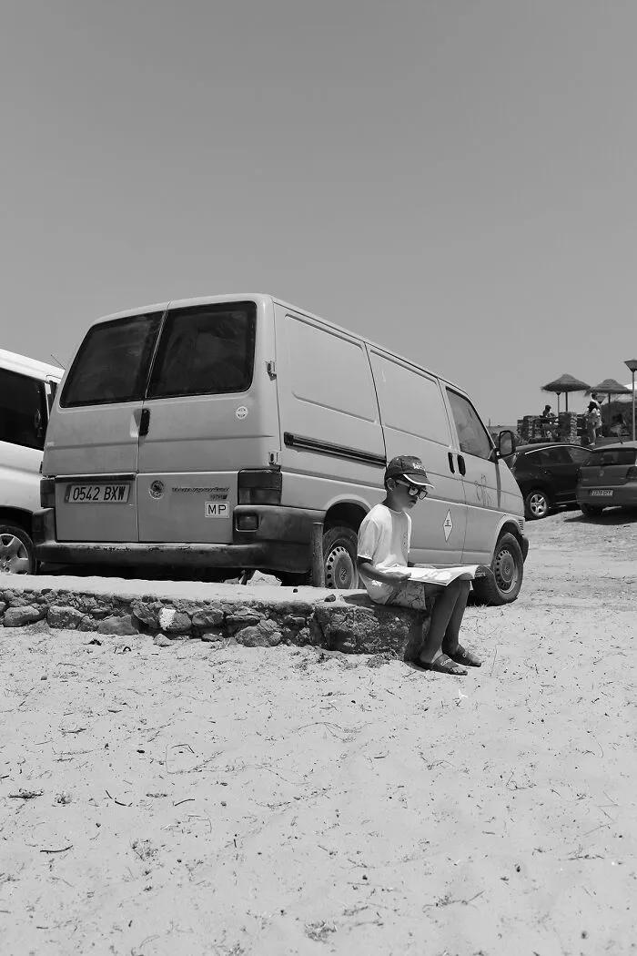My 39 Photographs Of “Looky Looky” Men And Other Beach Scenes