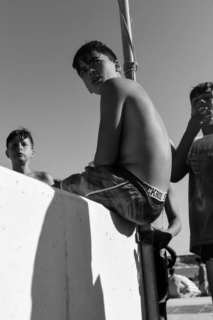 My 39 Photographs Of “Looky Looky” Men And Other Beach Scenes