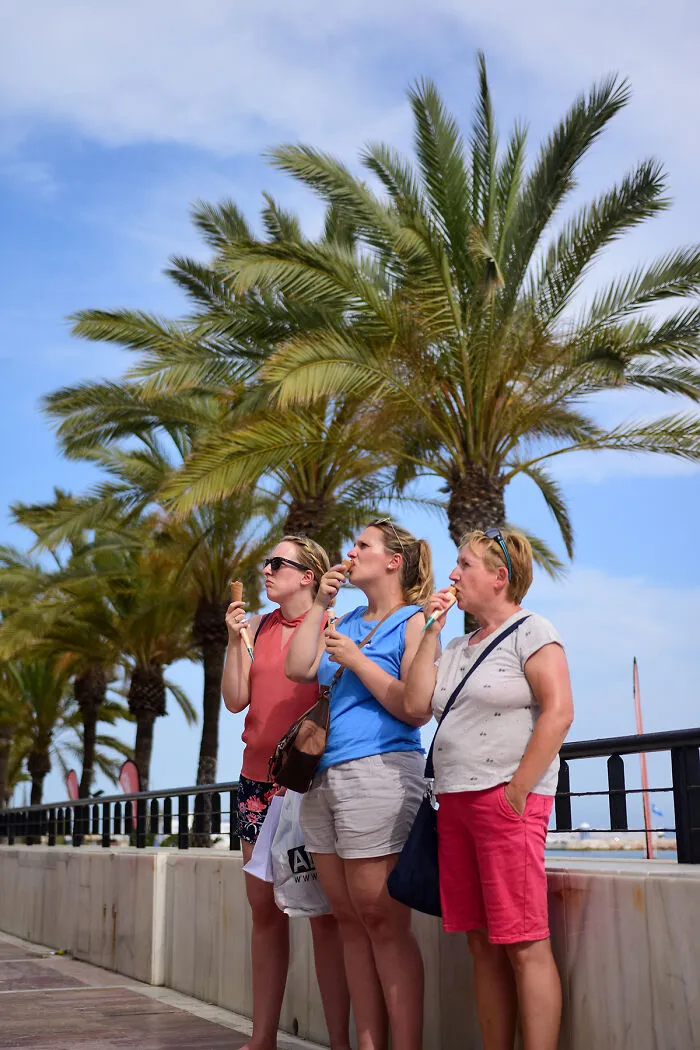 My 39 Photographs Of “Looky Looky” Men And Other Beach Scenes