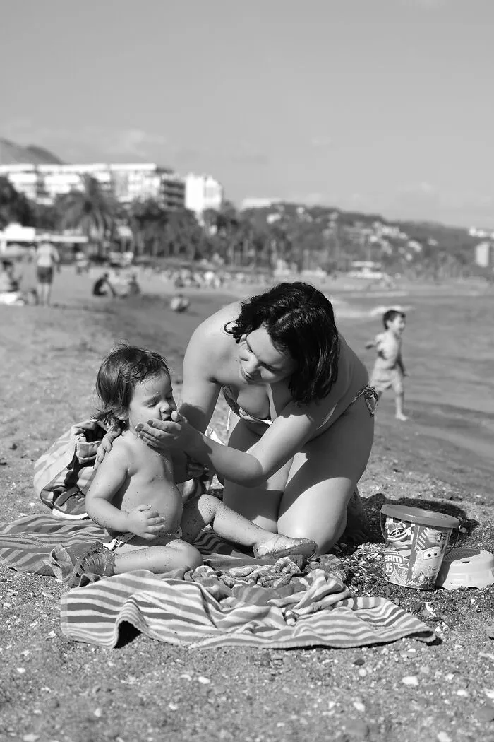 My 39 Photographs Of “Looky Looky” Men And Other Beach Scenes