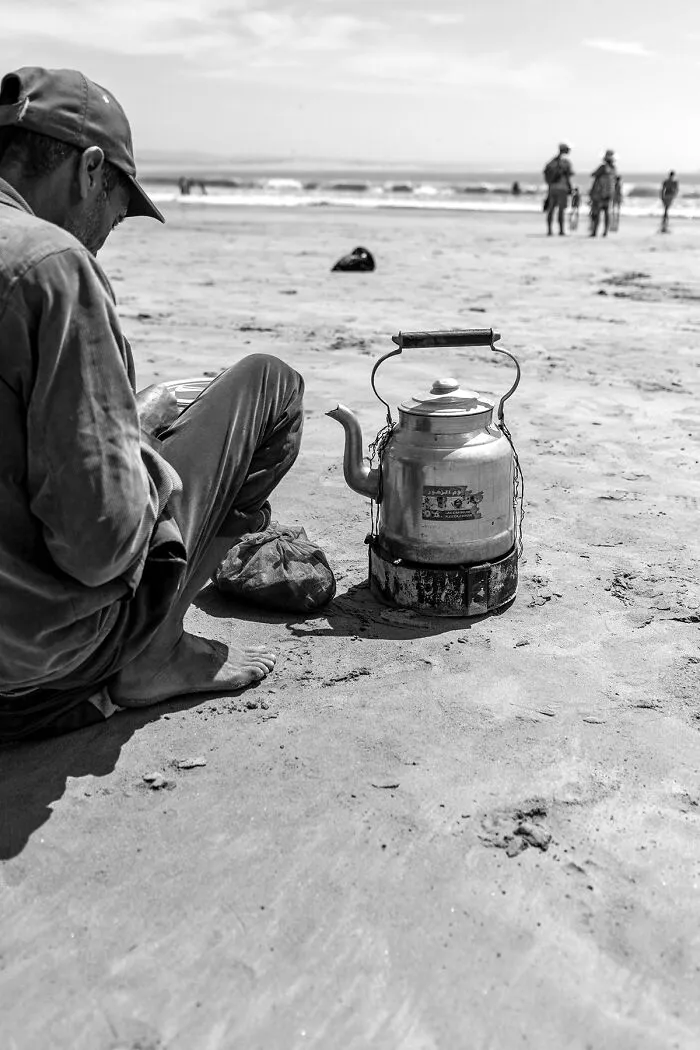 My 39 Photographs Of “Looky Looky” Men And Other Beach Scenes