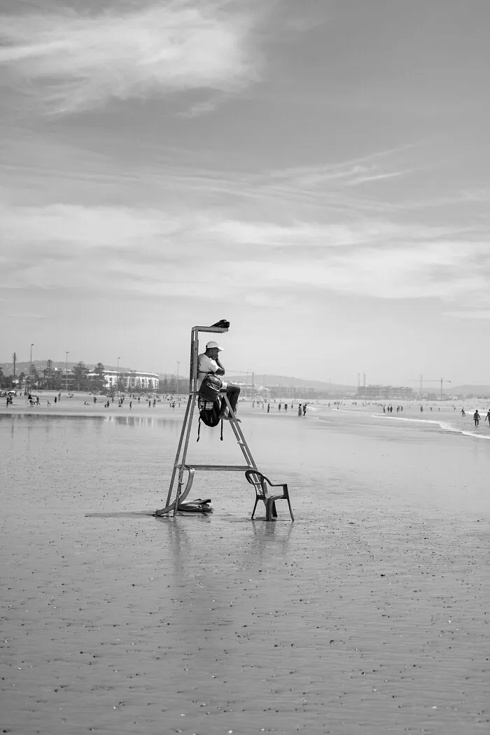 My 39 Photographs Of “Looky Looky” Men And Other Beach Scenes