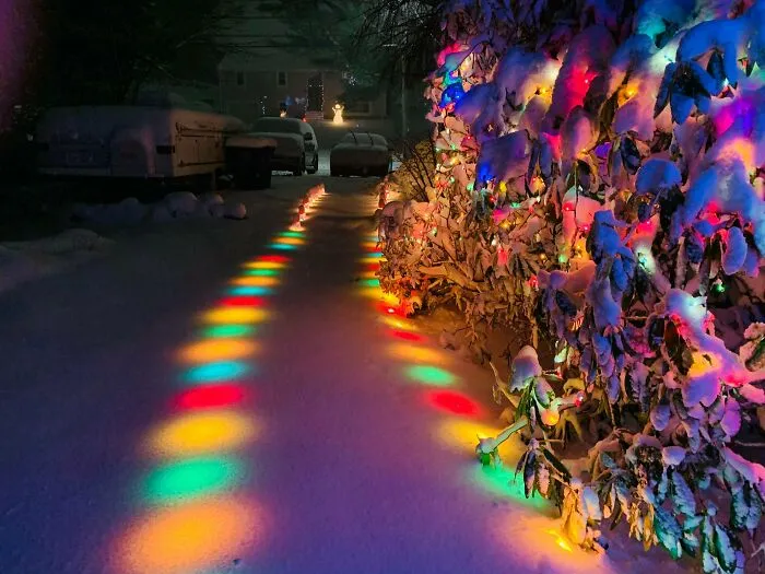 Luces navideñas enterradas bajo la nieve