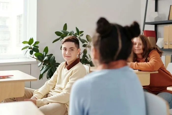 30 People Share Cringe Things High Schoolers Do While Thinking It's Cool