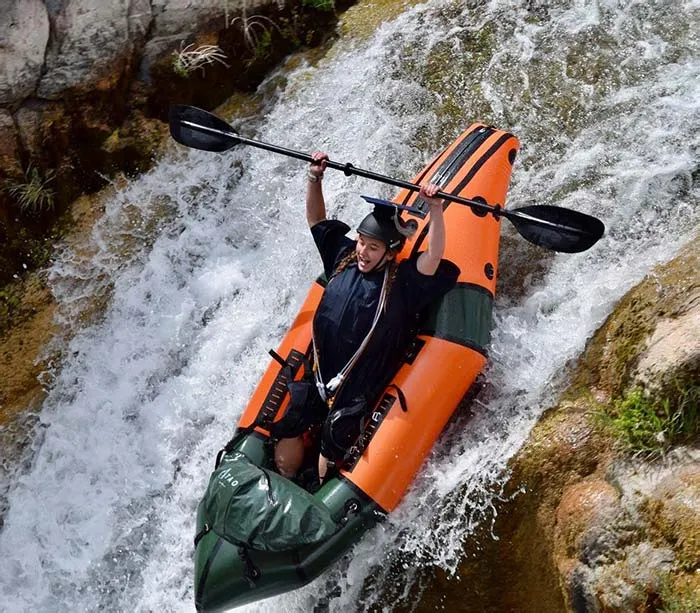 Cancelaron la graduación, así que me hice las fotos con toga y birrete haciendo rafting