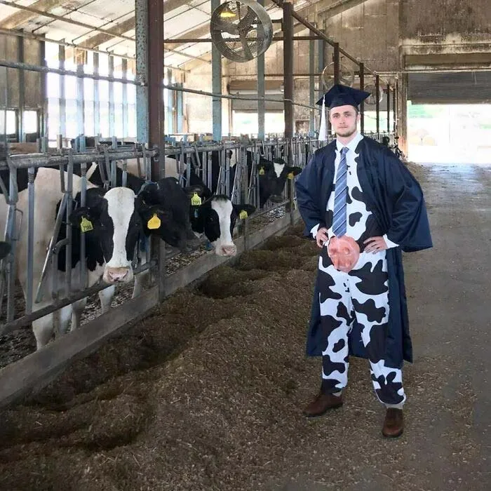 Mi amigo se ha graduado en biociencia y creo que esta es la mejor foto de graduación