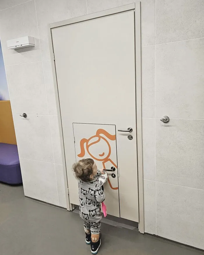 Retrete con puerta para niños