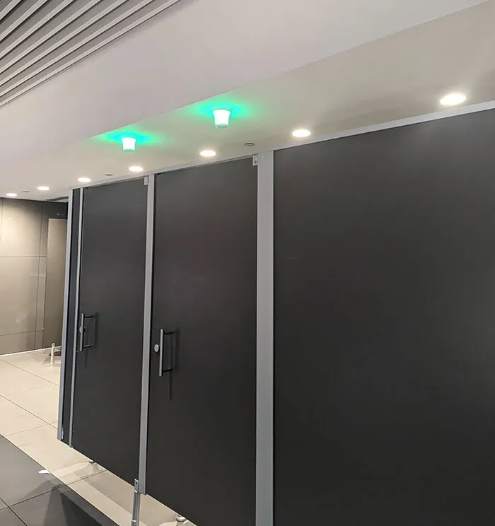 Retretes públicos con luces verdes y rojas para indicar si están libres o ocupados