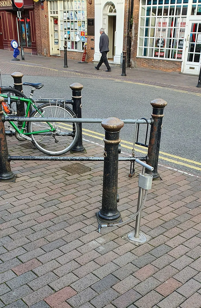Bomba para bicis instalada permanentemente junto al aparcabicis