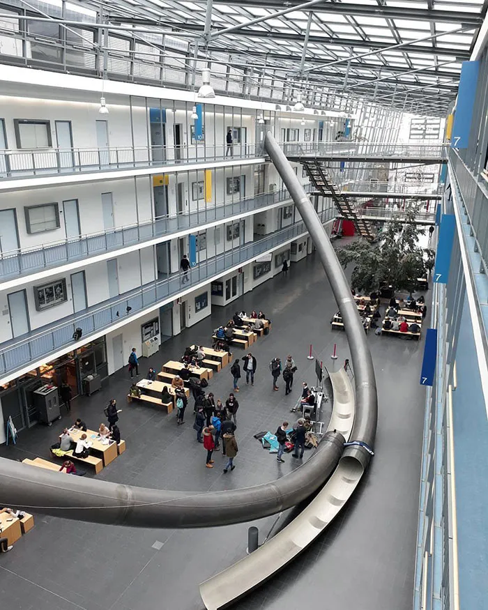 Si no te apetece usar el ascensor, esta universidad en Munich tiene un tobogán en el 4º piso