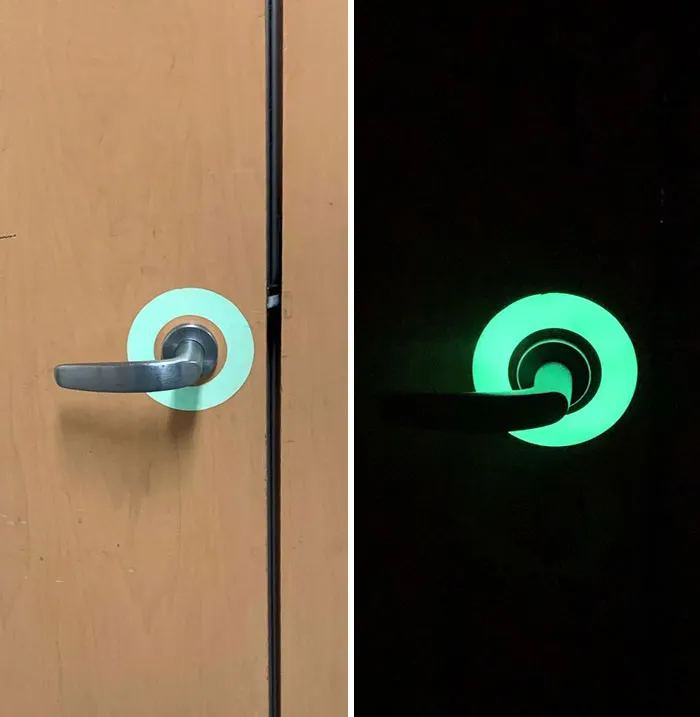 Pegatinas que brillan en la oscuridad en la manija de la puerta del cuarto de baño, por si se va la luz
