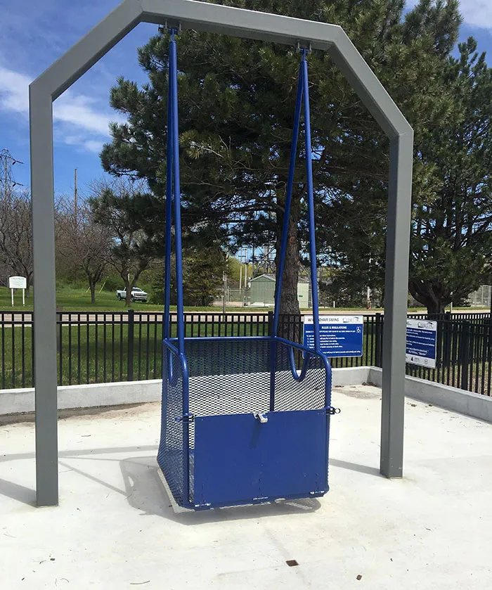 Este parque con columpio para niños en silla de ruedas