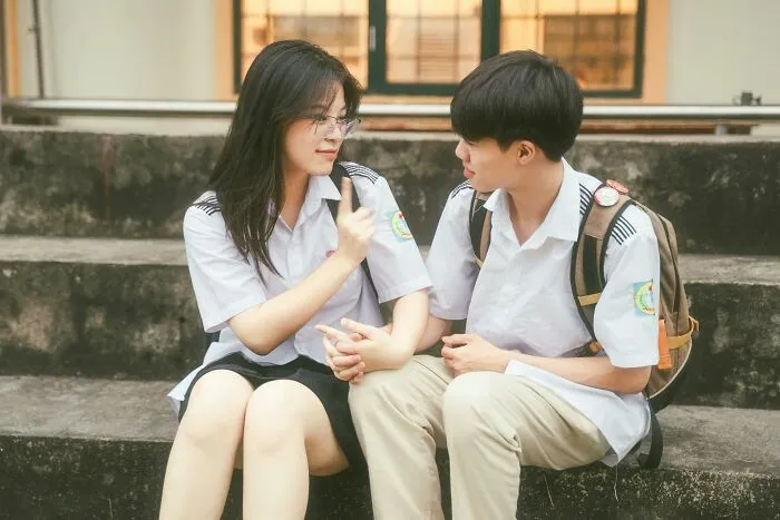 34 Behaviors That Creep People Out Now But Once Were Considered Romantic, As Pointed Out Online