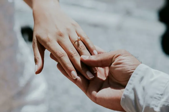 34 Behaviors That Creep People Out Now But Once Were Considered Romantic, As Pointed Out Online