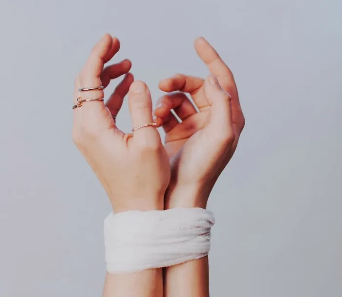34 Behaviors That Creep People Out Now But Once Were Considered Romantic, As Pointed Out Online