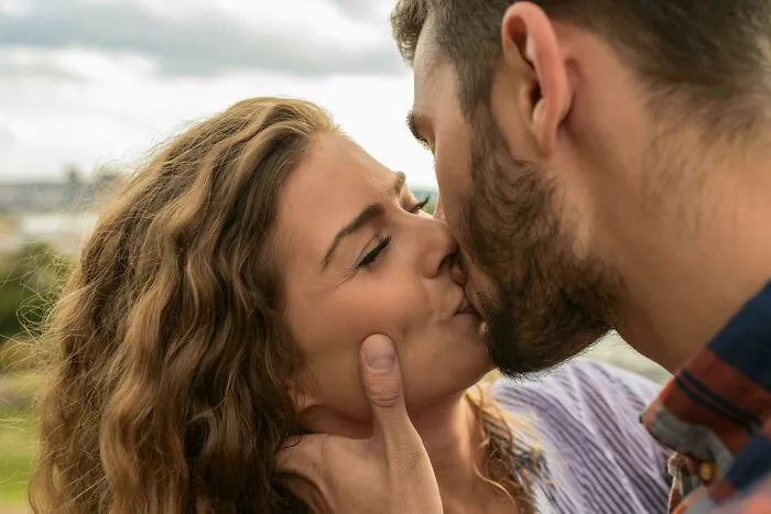 34 Behaviors That Creep People Out Now But Once Were Considered Romantic, As Pointed Out Online