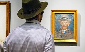 I Went To A Museum And Photographed Some Unintended Parallels Between People And Art (19 Pics)