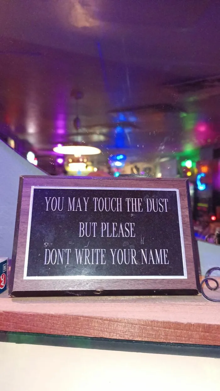 30 Carteles muy divertidos para echarse unas risas