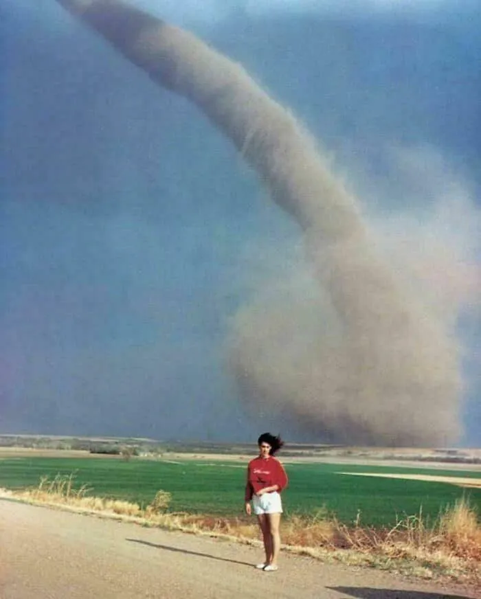 Mujer haciéndose una foto con un tornado, 1989